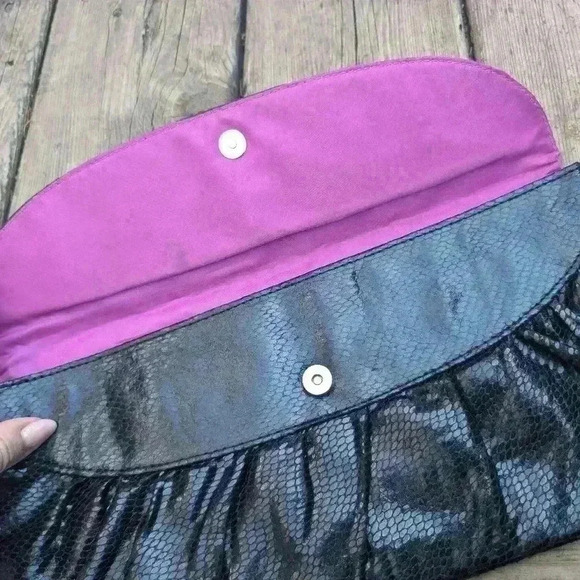 Vintage black faux snake skin clutch with purple  interior - Picture 7 of 8